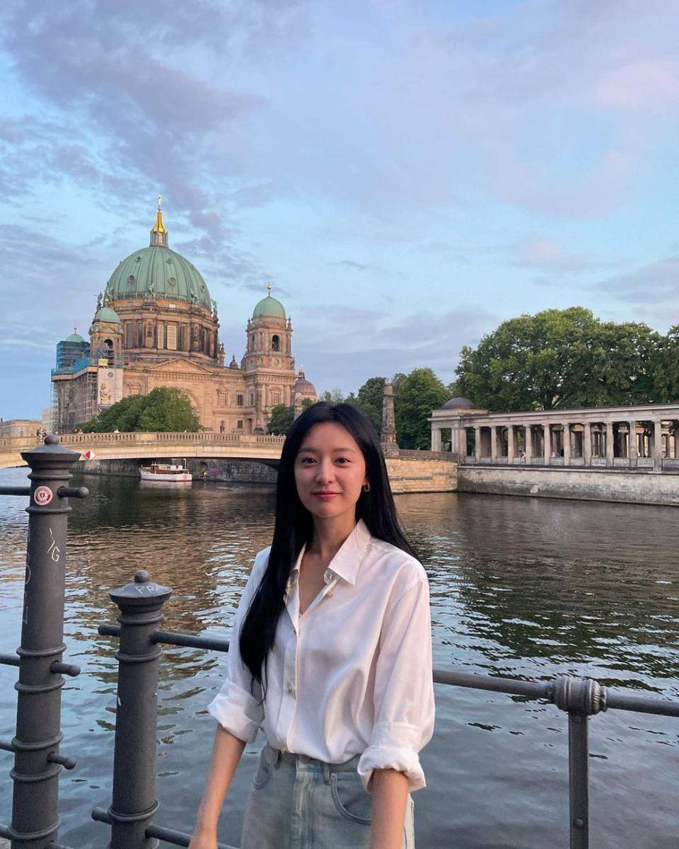 potret Kim Ji Won di balik layar drama Queen of Tears (instagram.com/geewonii)