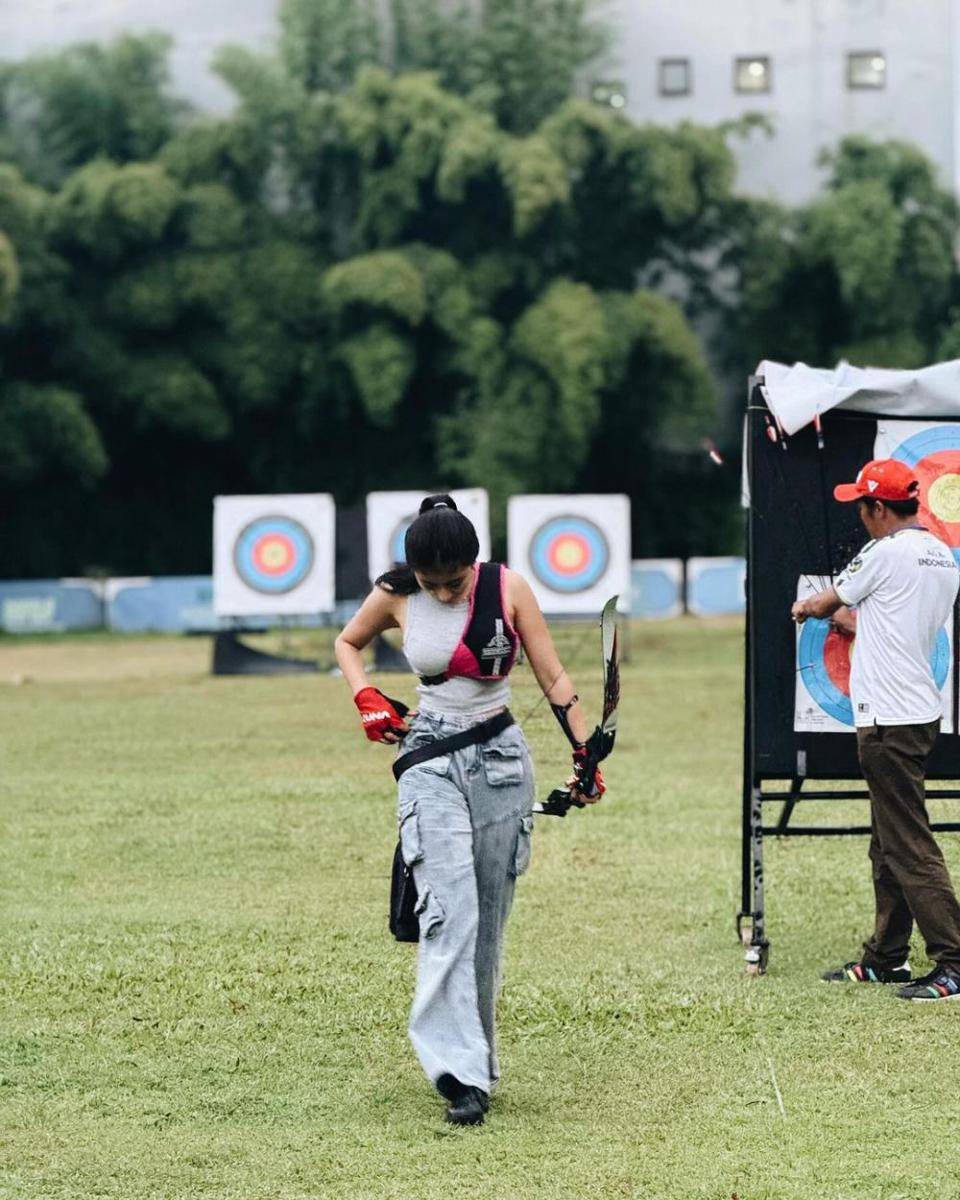 potret Ghea Youbi latihan panahan (instagram.com/gheayoubi)