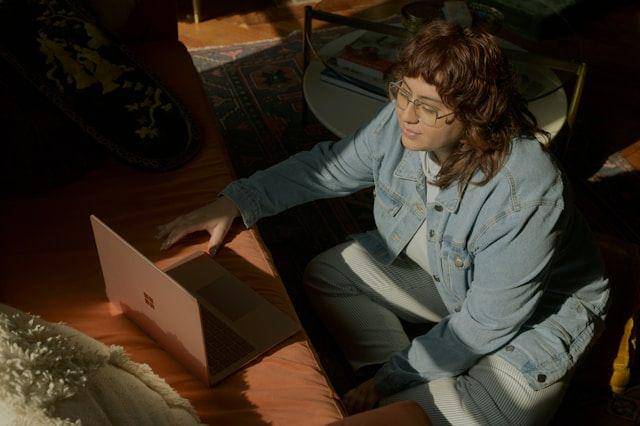 ilustrasi wanita bekerja (unsplash.com/Surface)