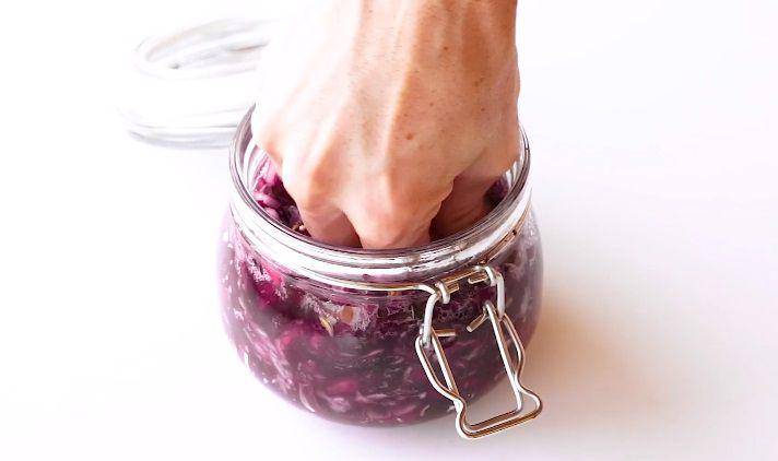 ilustrasi memasukkan sauerkraut ke dalam jar (youtube.com/Wandercooks)