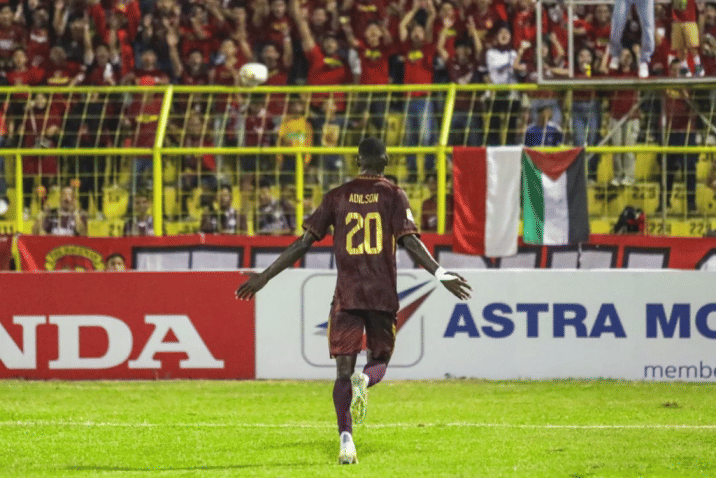 Striker PSM Makassar, Adilson da Silva, merayakan gol yang ia cetak ke gawang Arema FC pada laga pekan ke-16 BRI Liga 1 2022-23 di Stadion Gelora B.J. Habibie Parepare, Jumat 20 Oktober 2023. (Instagram.com/psm_makassar)