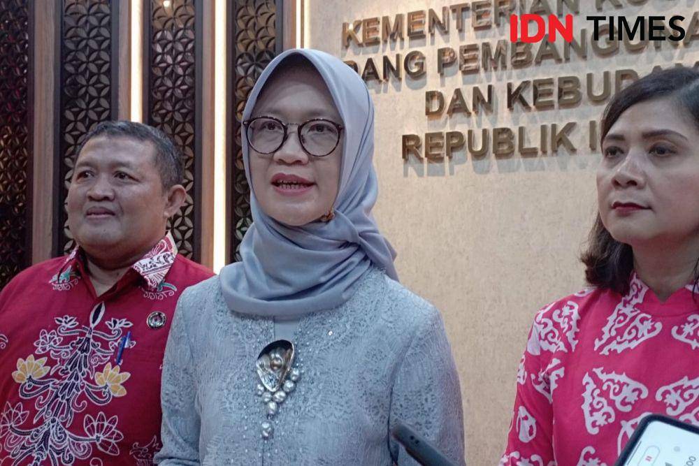 Deputi Peningkatan Anak, Perempuan dan Pemuda Kemenko PMK, Woro Srihastuti di Kantor Kemenko PMK Kamis (24/4/2024). (IDN Times/Dini Suciatiningrum)