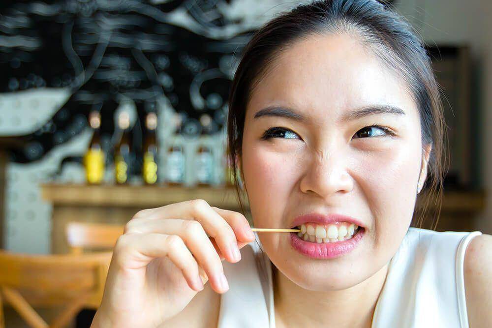 Menggunakan tusuk gigi (parkcrestdental.com)