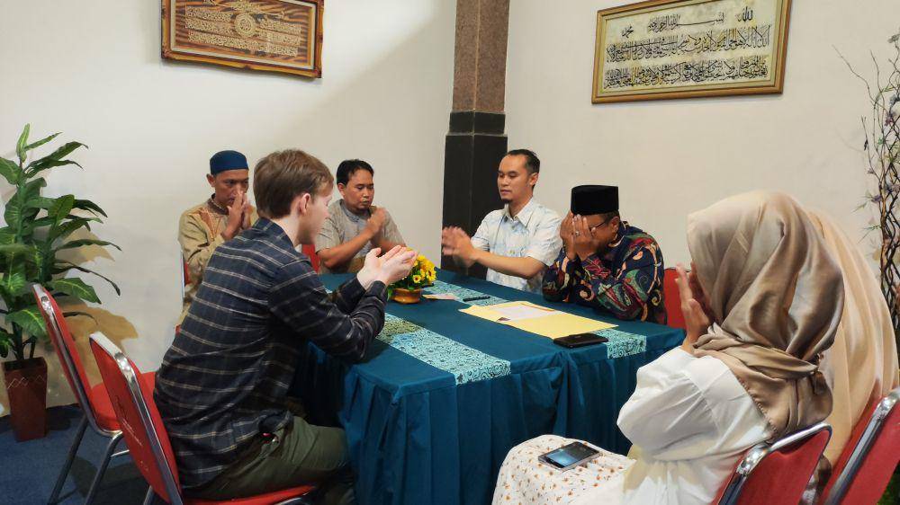 Proses mualaf WNA Inggris, James, di Mualaf Center milik Masjid Raden Patah Universitas Brawijaya. (Dok. MRP UB)