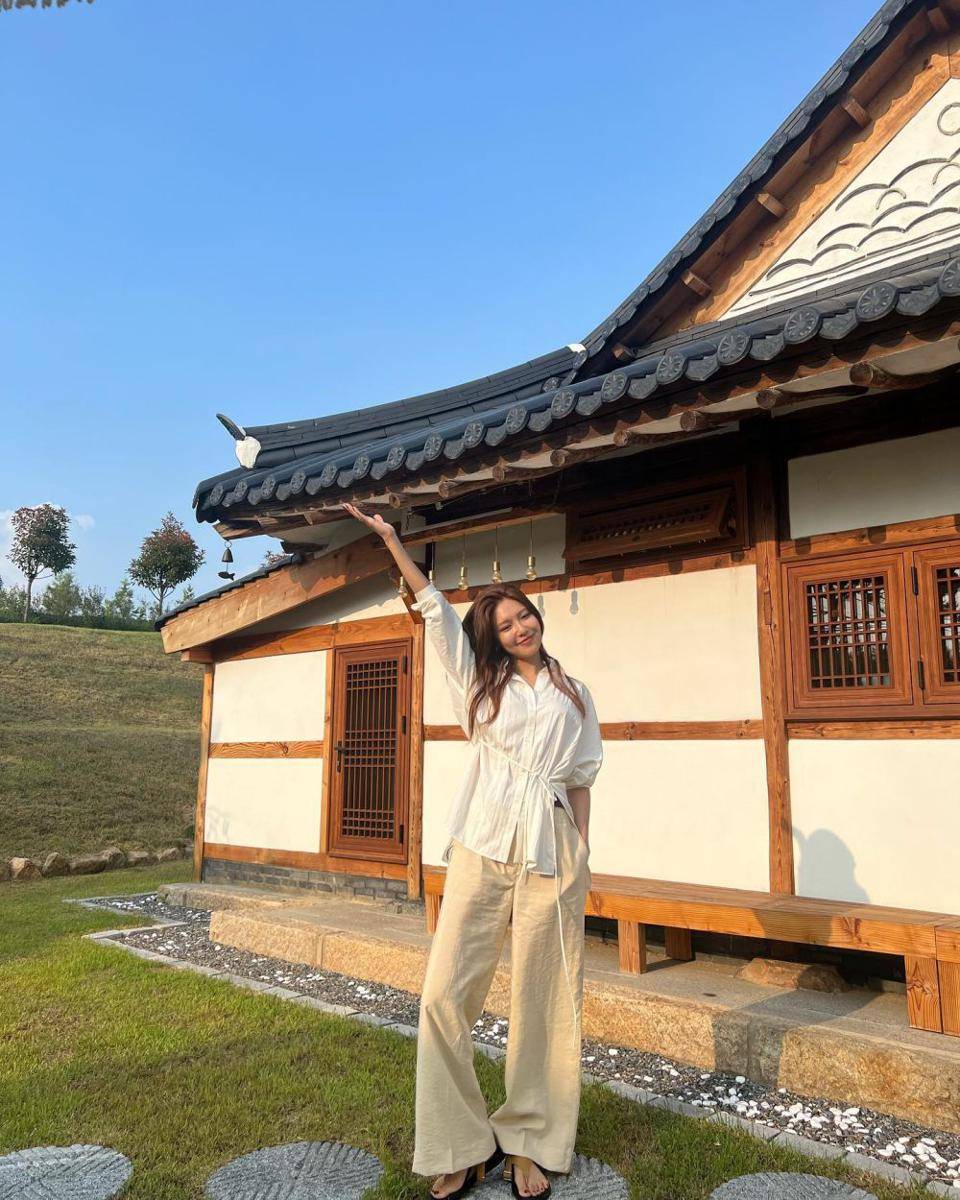 outfit kondangan (instagram.com/sooyoungchoi)