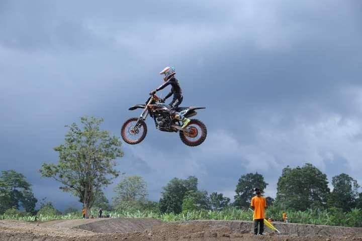 Balap motocross di Sirkuit Lantan Lombok Tengah. (dok. Pemda Loteng)