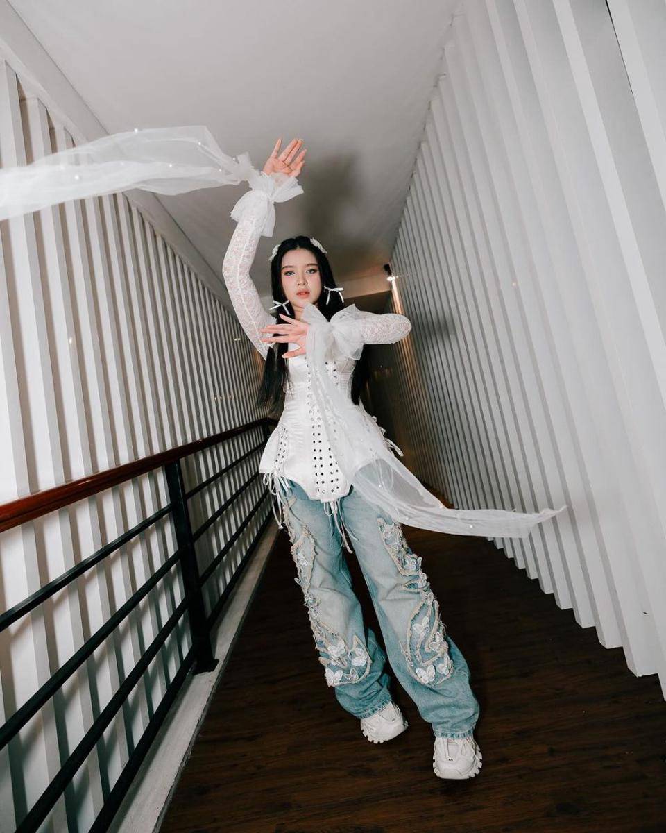 OOTD nuansa putih ala Tiara Andini (instagram.com/tiaraandini)