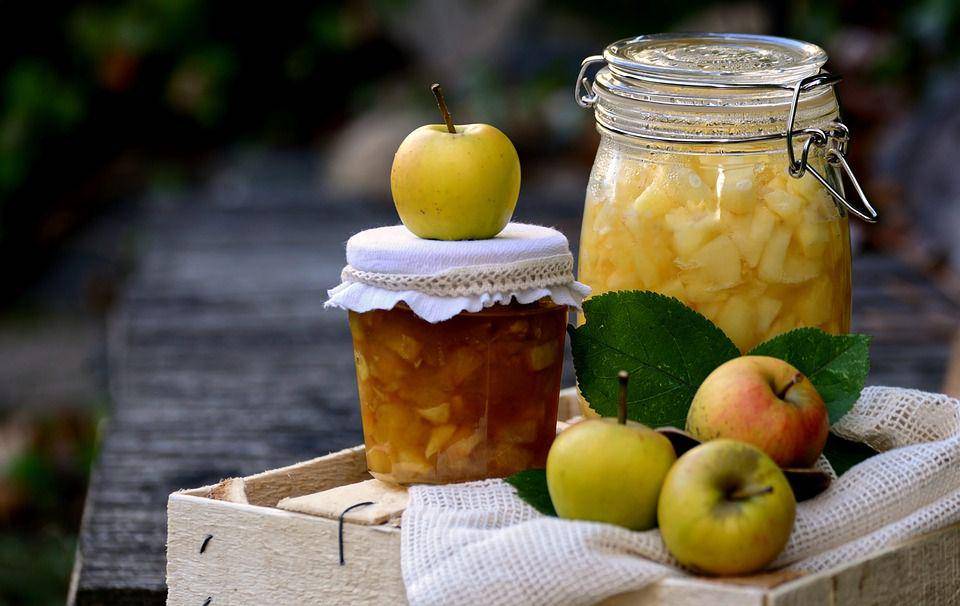 ilustrasi isian apple pie dalam jar (pixabay.com/congerdesign)