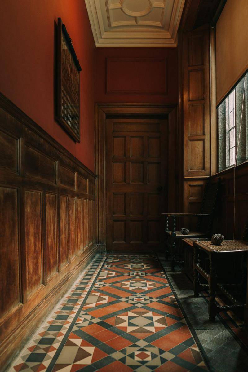 variasi wall moulding untuk interior (unsplash.com/Chris Johnson)