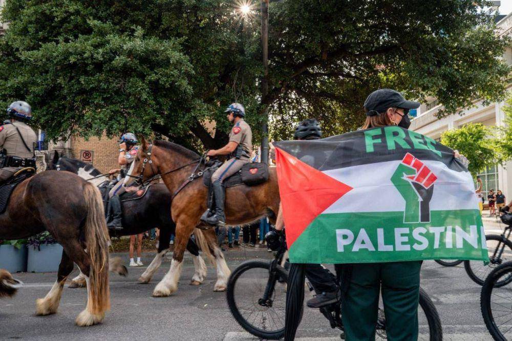 Demo pro-Palestina oleh mahasiswa Universitas Texas, AS. (dok. X @WAFAnewsenglish)