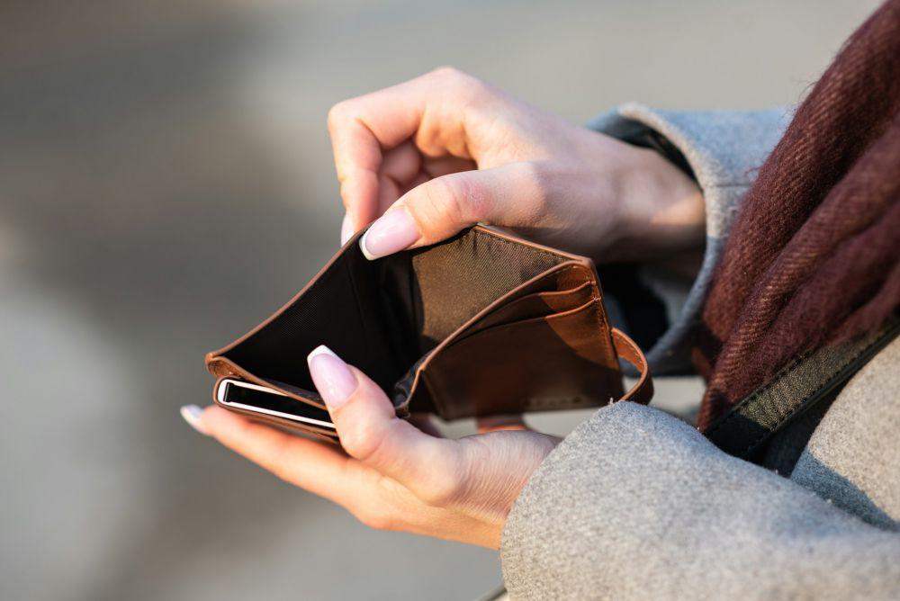5 Kebiasaan Finansial yang Bikin Susah Kaya, Pelit Salah Satunya!