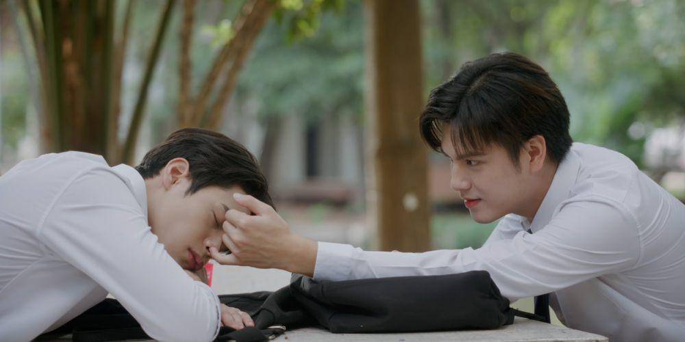 Poon Mitpakdee dan Marc Natarit dalam cuplikan serial We Are. (twitter.com/WeAreSeriesTH)