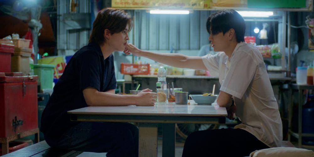 Pond Naravit dan Phuwin Tangsakyuen dalam cuplikan serial We Are. (twitter.com/WeAreSeriesTH)