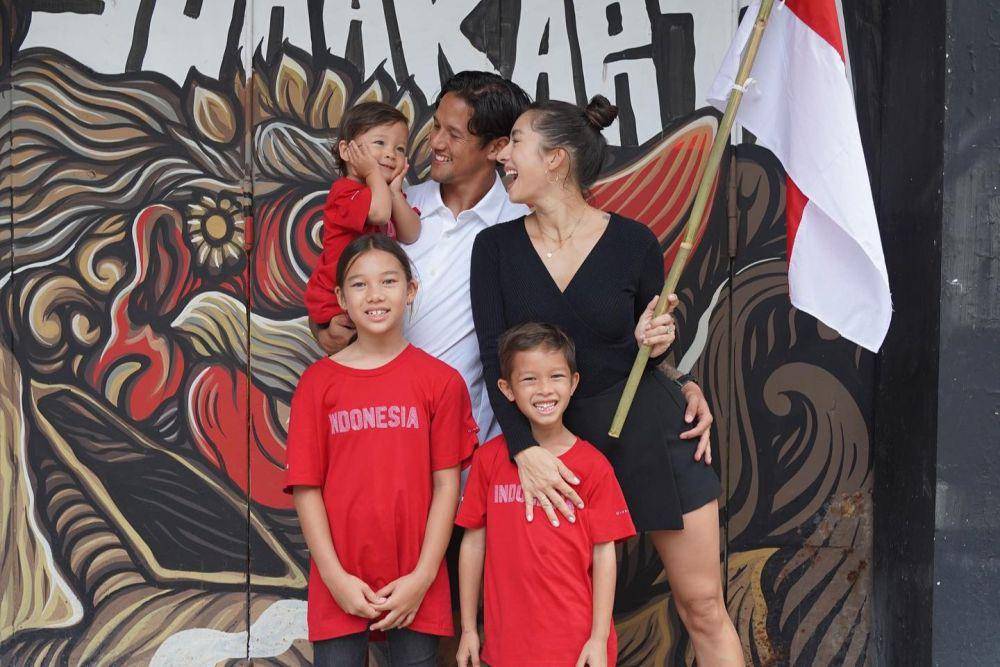 Irfan Bachdim, Jeniffer Kurniawan, dan anak-anaknya (instagram.com/ibachdim)