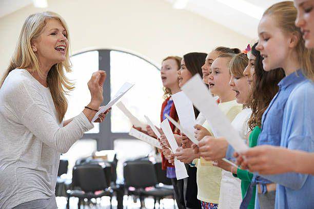 ilustrasi sekelompok anak paduan suara sedang latihan menyanyi (istockphoto.com/Highwaystarz-Photography)