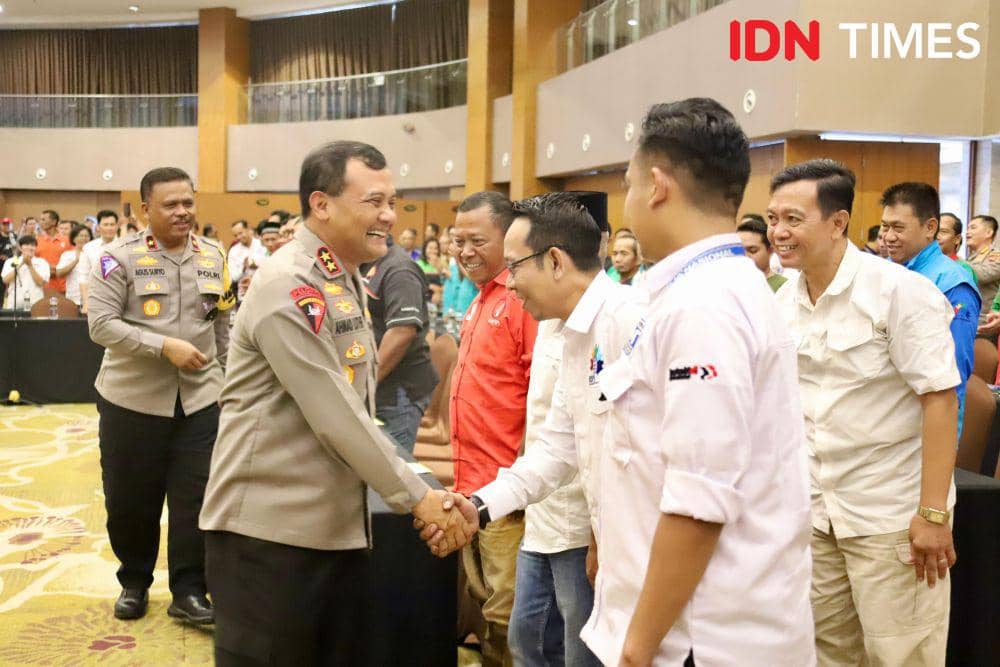 Kapolda Jateng Irjen Pol Ahmad Luthfi juga bersalaman dengan Ketua KSPI Jateng Aulia Hakim. (IDN Times/Fariz Fardianto)