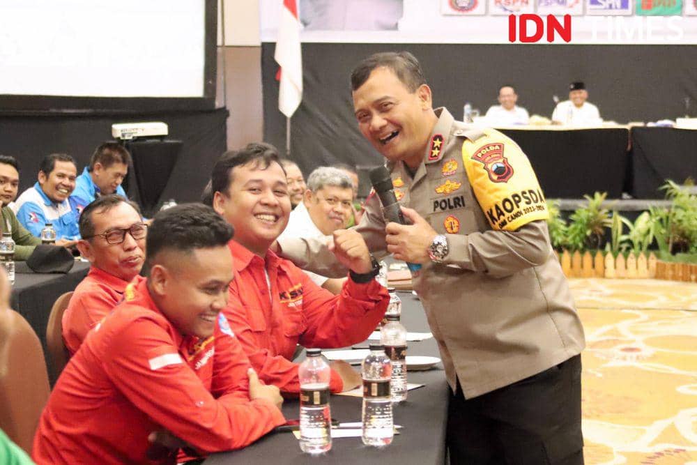 Kapolda Jateng Irjen Pol Ahmad Luthfi berpose dengan perwakilan buruh berbaju merah. (IDN Times/Fariz Fardianto)