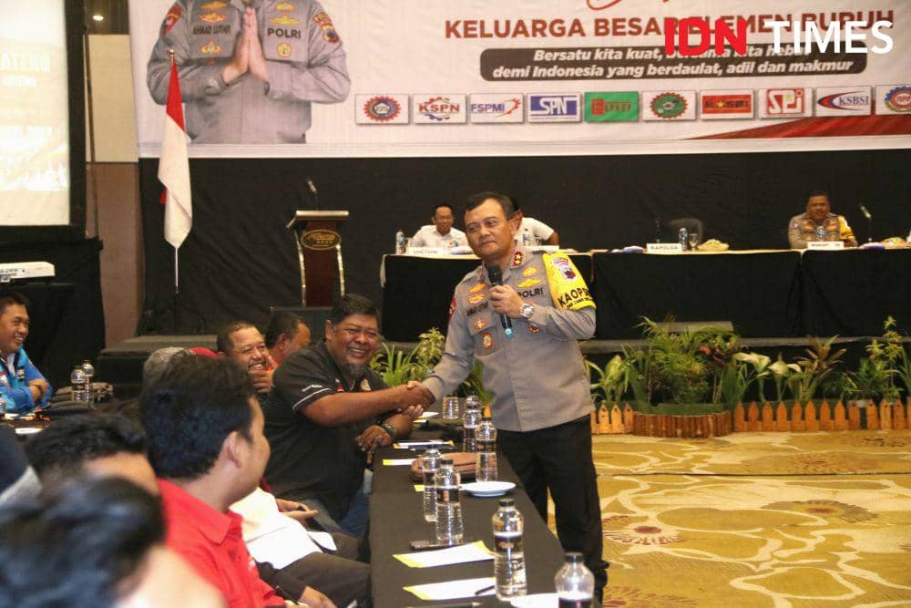 Perwakilan buruh berbaju hitam juga bersalaman dengan Kapolda Jateng Irjen Pol Ahmad Luthfi. (IDN Times/Fariz Fardianto)