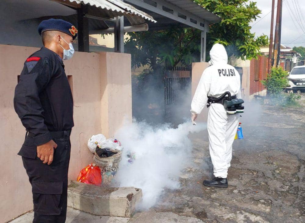 Kasus DBD di Lampung Naik, Personel Brimob Jemput Bola Fogging Gratis