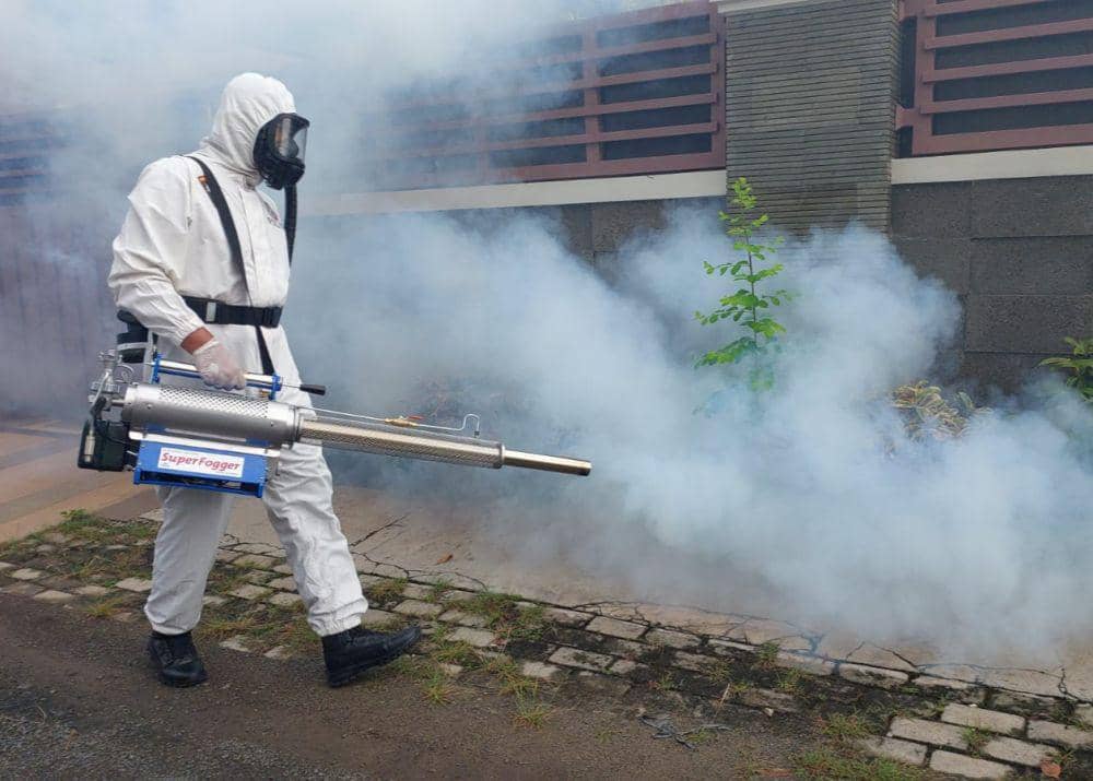 Fogging gratis dilakukan personel Satbrimob Polda Lampung. (Dok. Polda Lampung).