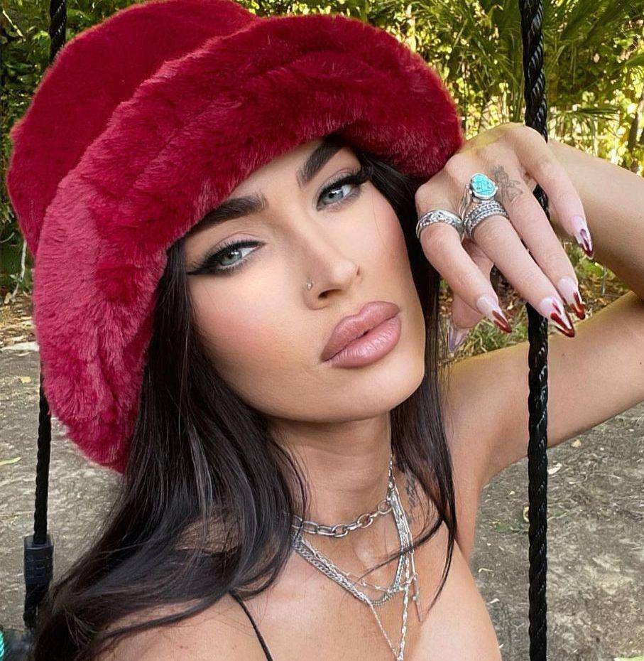 Megan Fox (instagram.com/meganfox)