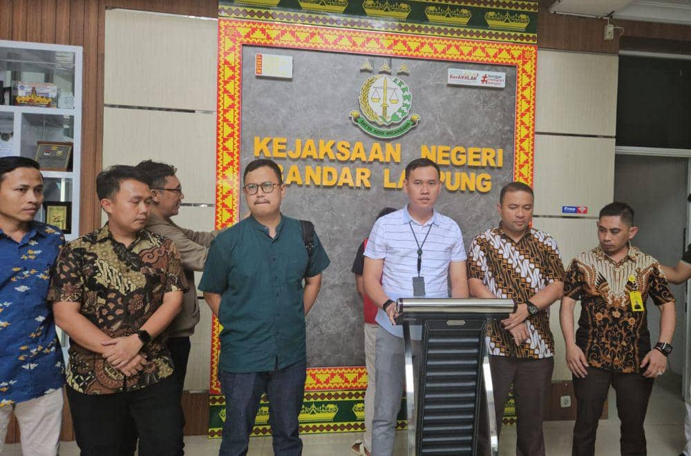 Kasi Intel Kejari Bandar Lampung, Angga Mahatama menyampaikan konferensi pers penetapan tersangka. (DOK. Kejari Lampung).