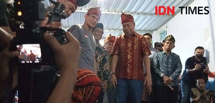 Menteri Pariwisata dan Ekonomi Kreatif, Sandiaga Salahuddin Uno saat melihat proses pembuatan kain tenun Bima (IDN Times/Juliadin)