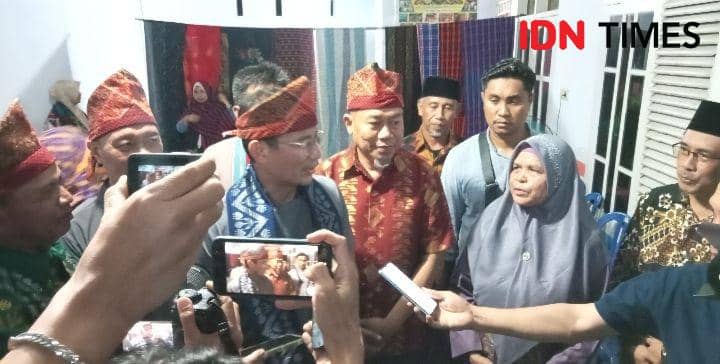 Foto Menteri Pariwisata dan Ekonomi Kreatif, Sandiaga Salahuddin Uno saat diwawancarai wartawan di rumah tenun Bima (IDN Times/Juliadin)