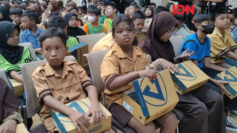Pembagikan sepatu kepada siswa-siswi SD & SMP di Solo. (IDN Times/Larasati Rey)