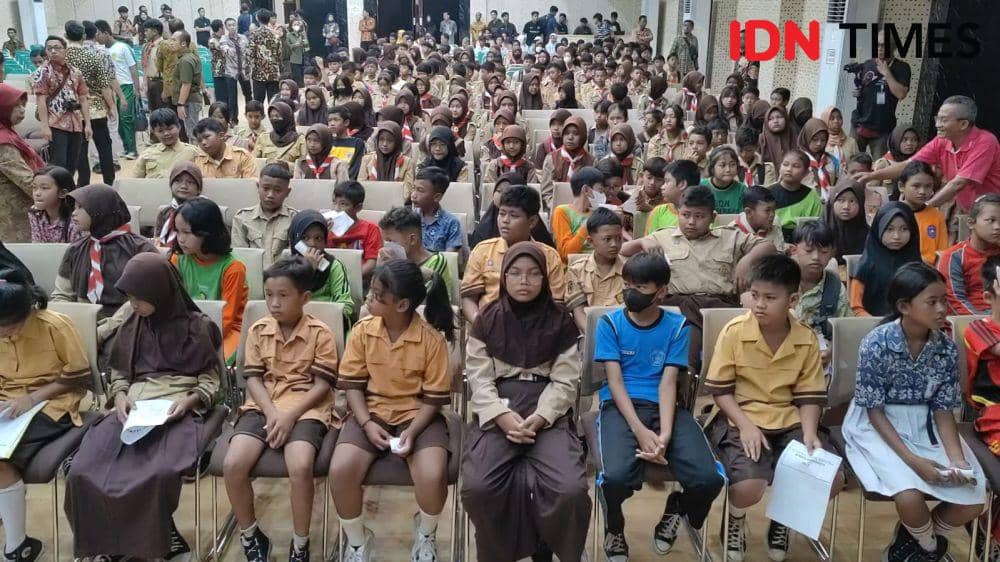 Pembagikan sepatu kepada siswa-siswi SD & SMP di Solo. (IDN Times/Larasati Rey)