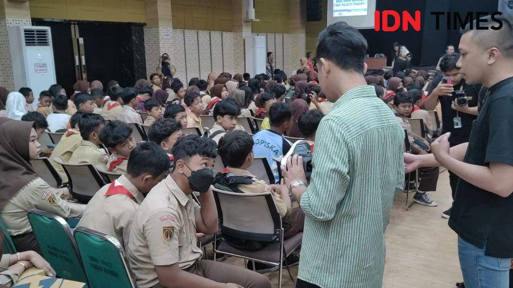 Gibran Rakabuming Raka bagikan sepatu kepada siswa-siswi SD & SMP di Solo. (IDN Times/Larasati Rey)