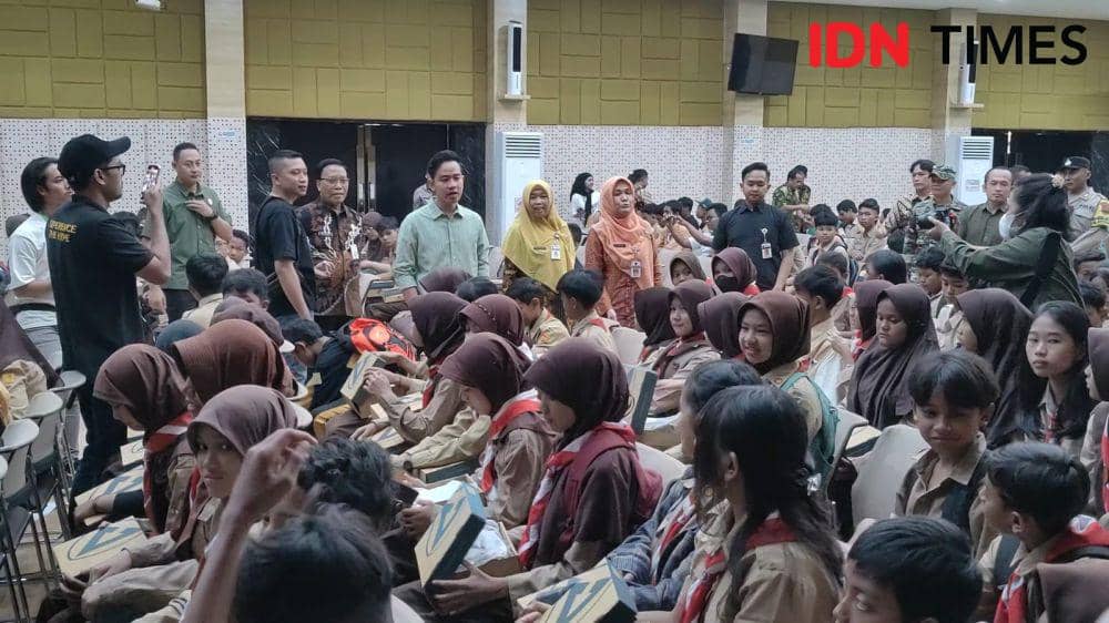Gibran Bagikan Sepatu Aerostreet Gratis ke Siswa SD dan SMP di Solo