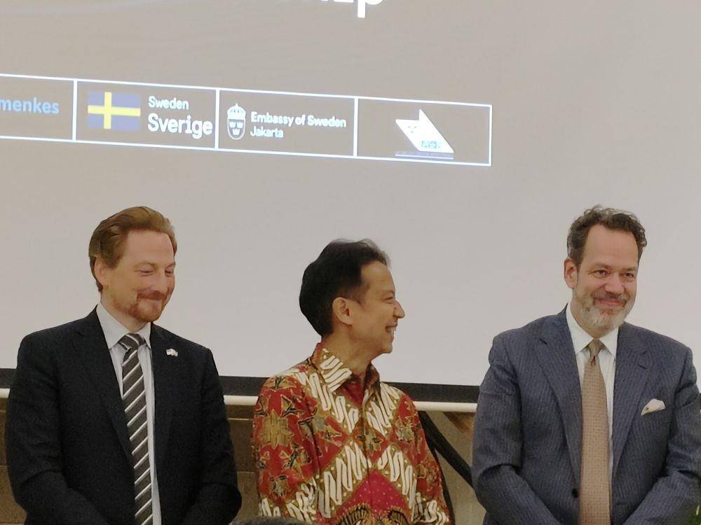 Potret Duta Besar Swedia Daniel Block bersama Menteri Kesehatan Indonesia. IDN Times/Sherlina Purnamasari
