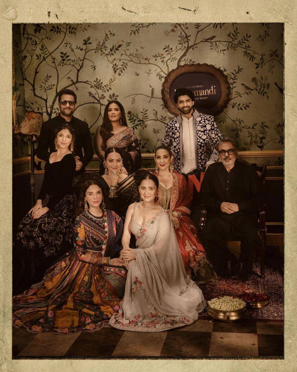 Sutradara Sanjay Leela Bhansali bersama pemain serial Heeramandi (instagram.com/netflix_in)