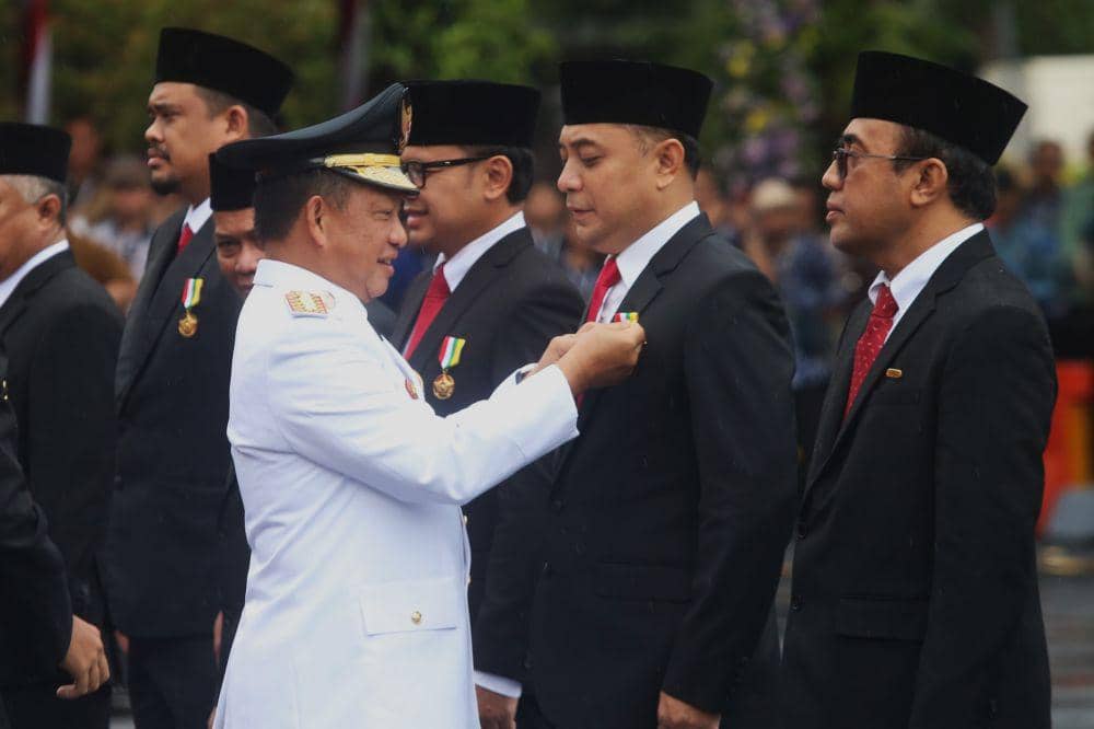 Wali Kota Surabaya Raih Satyalancana Karya Bhakti Praja Nugraha