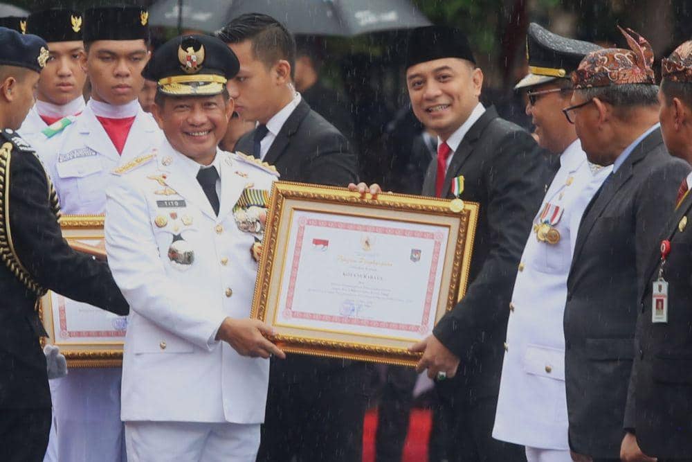 Penganugerahan Satyalancana Karya Bhakti Praja Nugraha diberikan kepada Wali Kota Eri berdasarkan Keputusan Presiden Republik Indonesia Nomor 24/TK/Tahun 2024. (Dok. Surabaya)
