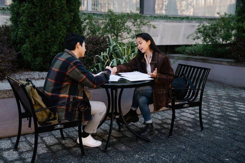 Ramalan Zodiak Jumat 26 April 2024, Libra Waspada di Tempat Kerja