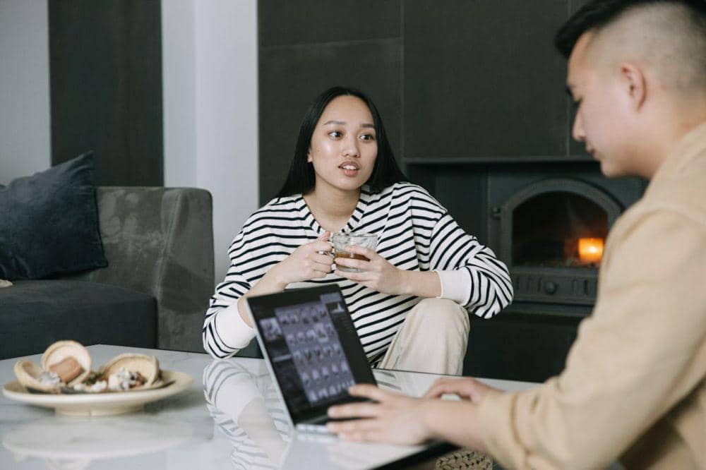 ilustrasi bicara dengan pasangan (pexels.com/Ivan Samkov)