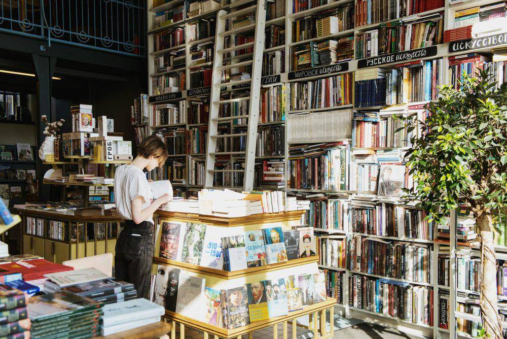 ilustrasi berbelanja di bookstore (pexels.com/Ksenia Chernaya)