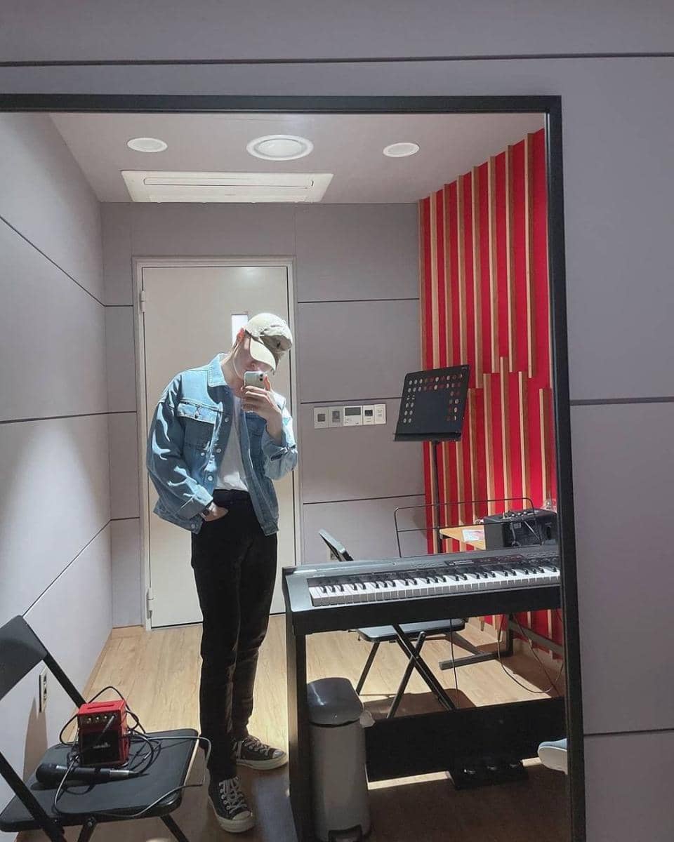 mix and match jaket denim ala I.N Stray Kids (instagram.com/realstraykids)