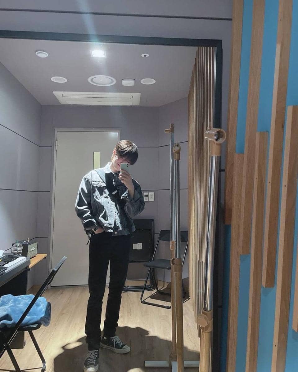 mix and match jaket denim ala I.N Stray Kids (instagram.com/realstraykids)