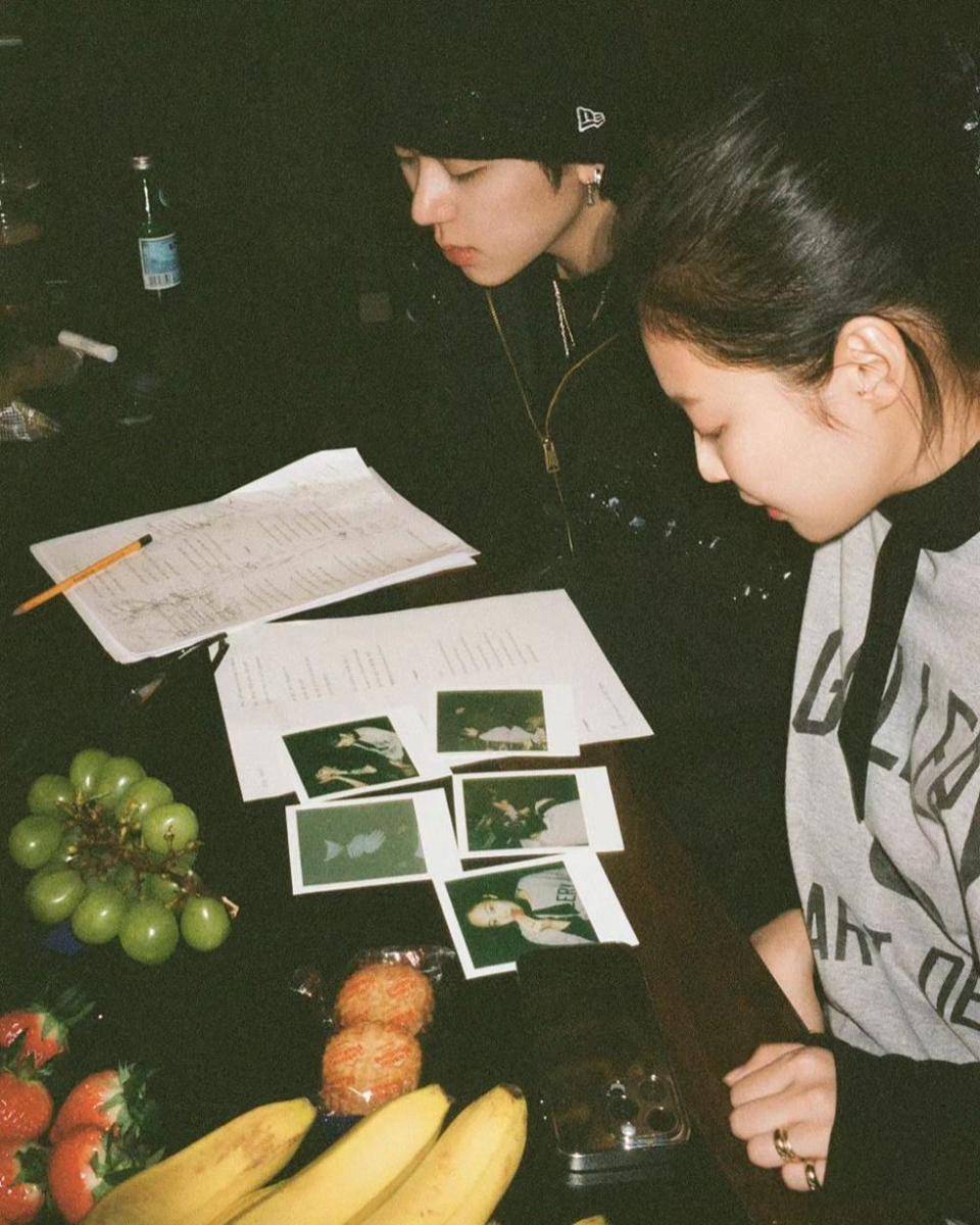 Potret Zico dan Jennie BLACKPINK di balik layar rekaman "SPOT!" (instagram.com/woozico0914)