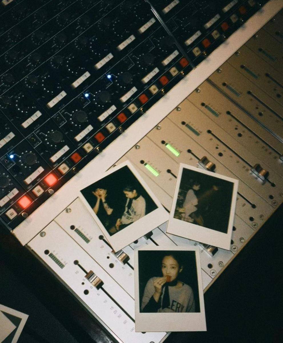 Potret kebersamaan Zico dan Jennie BLACKPINK di balik layar rekaman "SPOT!" (instagram.com/woozico0914)
