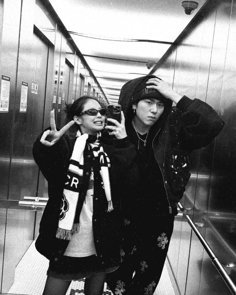Potret kebersamaan Zico dan Jennie BLACKPINK di balik layar rekaman "SPOT!" (instagram.com/jennierubyjane)