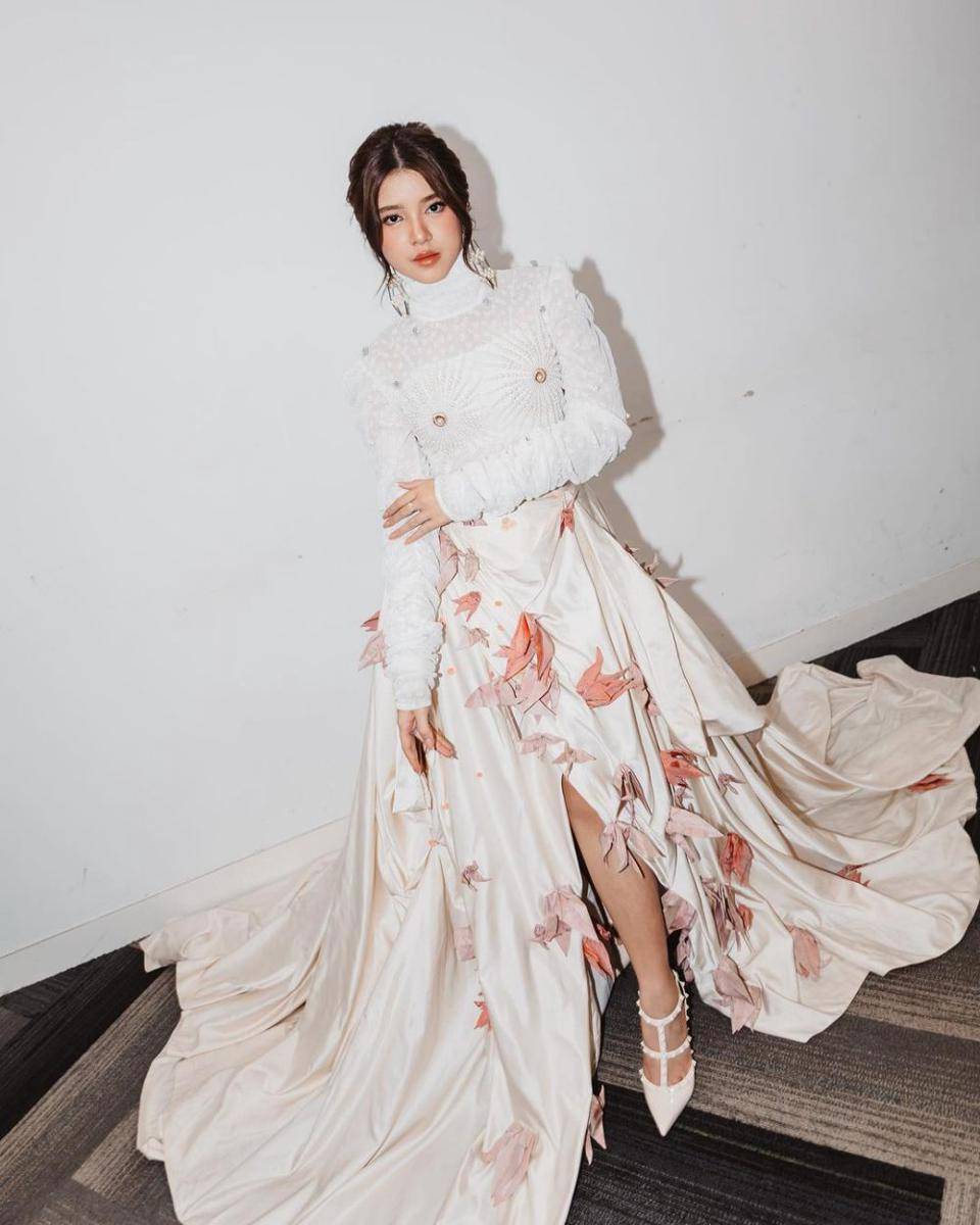 OOTD nuansa putih ala Tiara Andini (instagram.com/tiaraandini)