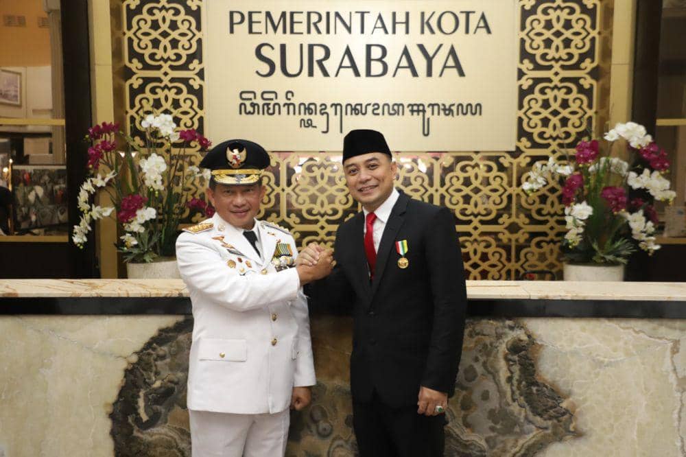 Penganugerahan Satyalancana Karya Bhakti Praja Nugraha diberikan kepada Wali Kota Eri berdasarkan Keputusan Presiden Republik Indonesia Nomor 24/TK/Tahun 2024. (Dok. Surabaya)
