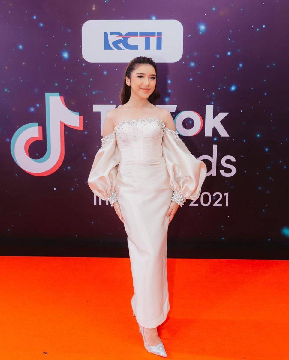 OOTD nuansa putih ala Tiara Andini (instagram.com/tiaraandini)
