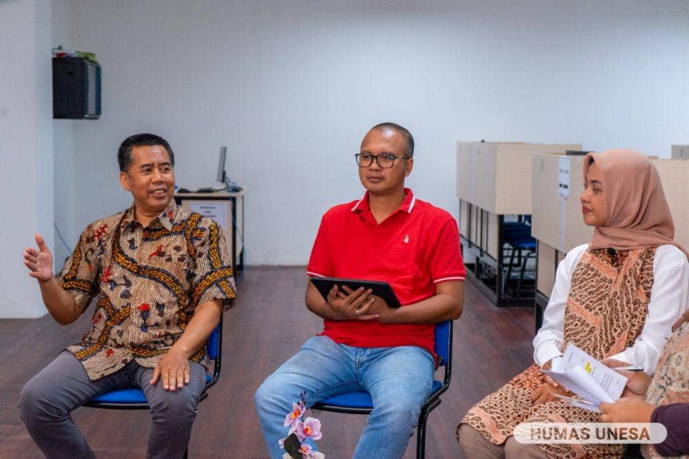 Kasubdit Penerimaan dan Kelulusan Mahasiswa, Sukarmin; Kasubdit Infrastruktur, Teknologi Informatika, dan Pusat Data, I Gusti Lanang Putra Eka Prismana; bersama Direktur Humas Unesa, Vinda Maya. (Dok. Humas Unesa)