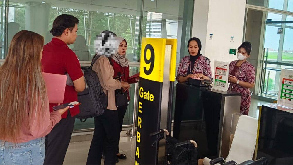Petugas imigrasi saat mengantarkan IJ ke Bandara Juanda. IDN Times/ dok imigrasi blitar