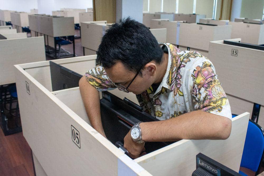 Persiapan unit komputer di Unesa guna menyambut SNBT 2024. (Dok. Humas Unesa)